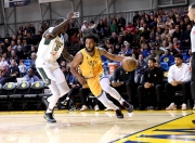 包含勇士锋线强势发威，帮助球队稳定领先的词条