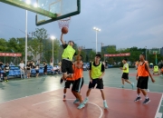 明日之星新秀们集结球场，展开激烈较量的简单介绍